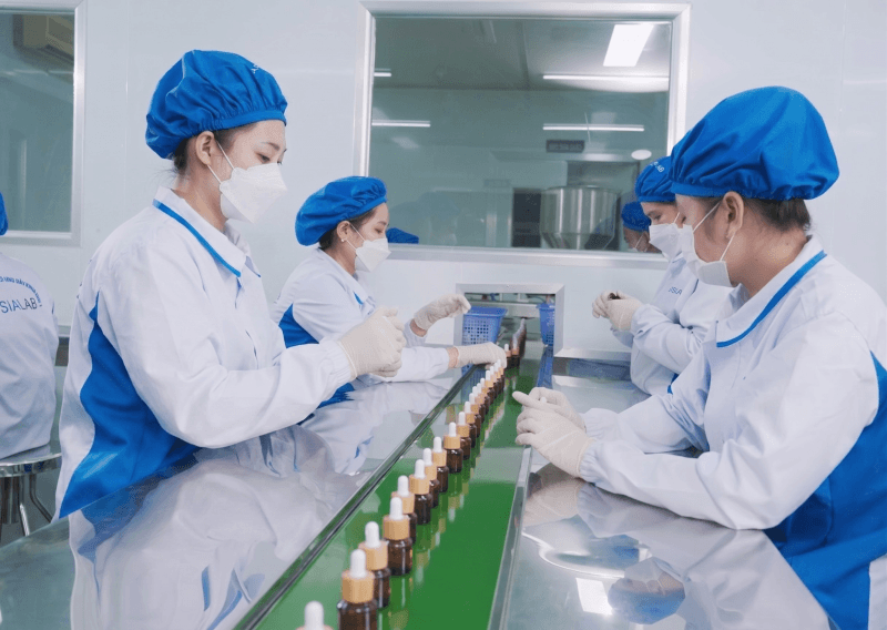 Đội ngũ kỹ sư và công nhân nhà máy Asialab