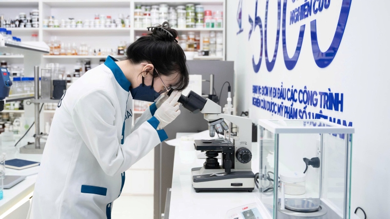Giáo sư Võ Viễn làm việc tại Viện IRAPF