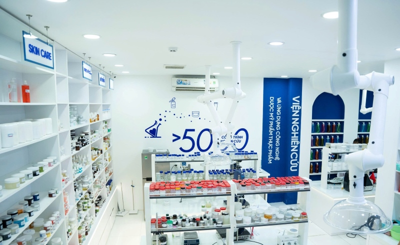 Đoàn chuyên gia tại phòng thực hành